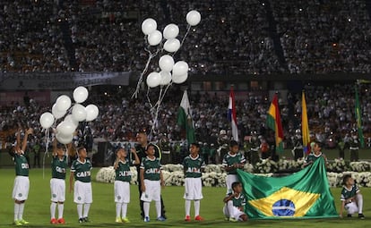 Un grupo de niños participan en homenaje al equipo de fútbol Chapecoense en Medellín (Colombia).