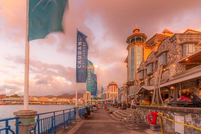 Vista al atardecer en el Caudan Waterfront de Port Louis, capital de Mauricio.