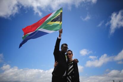 Um casal homenageia Mandela em Qunu, local de seu enterro.