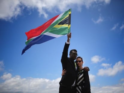 Um casal homenageia Mandela em Qunu, local de seu enterro.