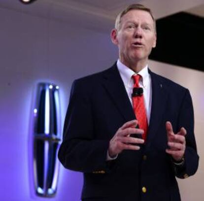 El presidente y consejero delegado de ejecutivo de Ford, Alan Mulally, habla este lunes sobre el prototipo Lincoln MKC en el Salón Internacional del Automóvil de Norteamérica (NAIAS), en el Cobo Center de Detroit, Estados Unidos.