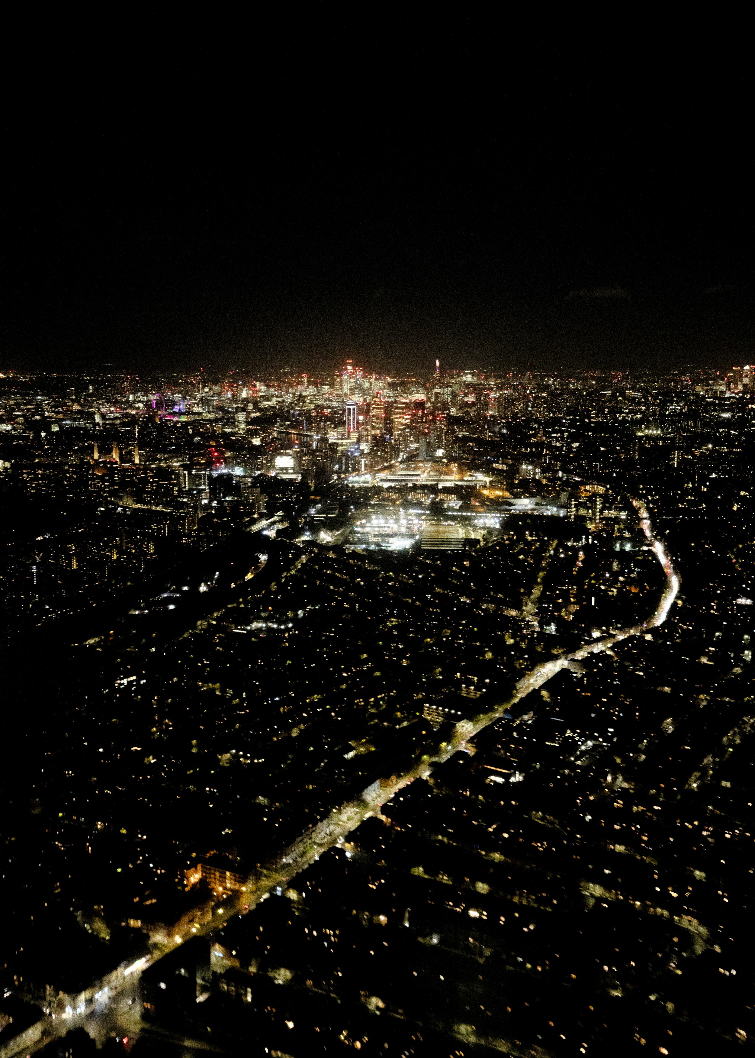 Vista nocturna de Londres desde un helicóptero.