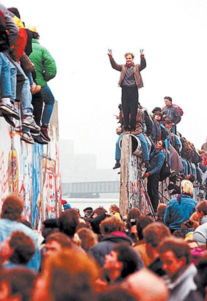 Berlineses del Este atraviesan un hueco en el muro, el 12 de noviembre de 1989.