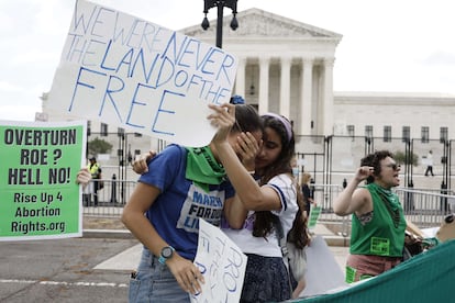 La decisión, que amenaza con cambiar el país de una manera aún difícil de predecir, devuelve a los 50 Estados la potestad de legislar sobre el tema. En la imagen, dos manifestantes proaborto se abrazan y lamentan la derogación del derecho a la interrupción legal del embarazo.