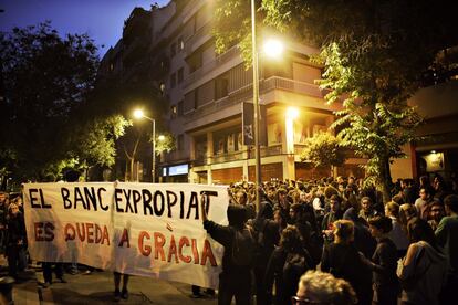 El inicio de la segunda manifestación en Gràcia contra el desalojo del Banc Expropiat.
