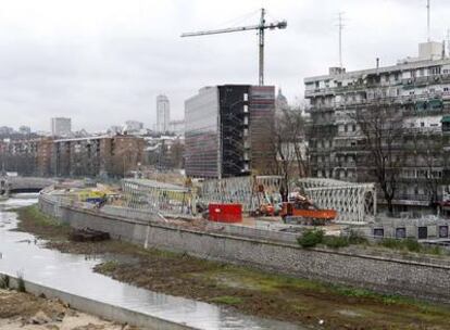 Obras en el río Manzanares a la altura del paseo de la Ermita del Santo.