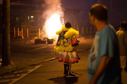 Precedidas de uma generosa queima de fogos, as turmas irrompem das portas metálicas de estacionamentos, oficinas mecânicas ou quintais do bairro. Tomam as ruas com passos de funk –só às vezes de samba–, descarregando a energia acumulada durante um ano.