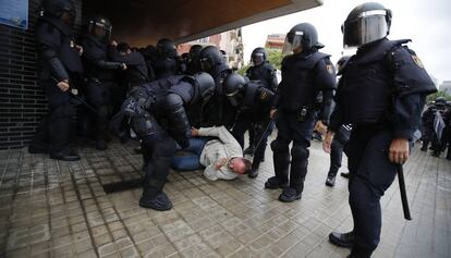 Policías cargan en la Escola Mediterrània de la Barceloneta el 1-O.