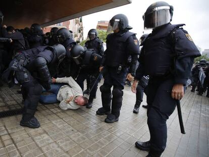 Policías cargan en la Escola Mediterrània de la Barceloneta el 1-O.