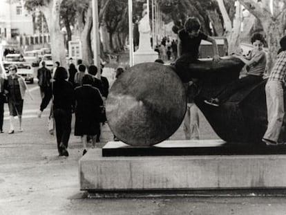 'Guerrero de Goslar', de Henry Moore, expuesta en las calles de Santa Cruz de Tenerife a finales de los setenta.