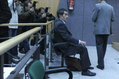 El ex subdirector de Inspección Fiscal de Vizcaya, Juan Ramón Ibarra, poco antes de iniciarse el juicio ayer en la Audiencia vizcaína.