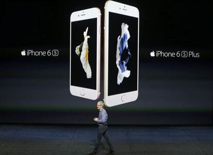 Tim Cook, CEO d'Apple, presenta l'iPhone 6s i l'iPhone 6sPlus .