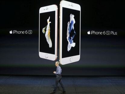 Tim Cook, CEO d'Apple, presenta l'iPhone 6s i l'iPhone 6sPlus .