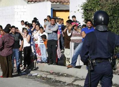 Un grupo de habitantes de la Cañada observa la detención de los miembros de uno de los clanes de la zona.