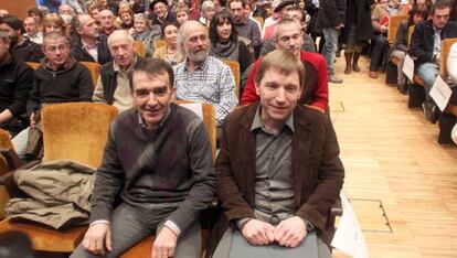 Los promotores de Sortu, Iñigo Iruin y Rufi Etxeberria, en la presentación del partido, en 2011.