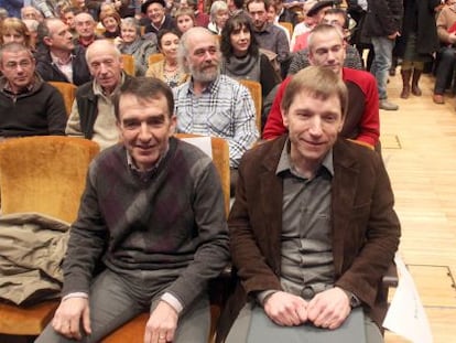 Los promotores de Sortu, I&ntilde;igo Iruin y Rufi Etxeberria, en la presentaci&oacute;n del partido, en 2011.