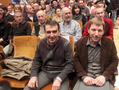 Los promotores de Sortu, I&ntilde;igo Iruin y Rufi Etxeberria, en la presentaci&oacute;n del partido, en 2011.