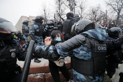 Una unidad especial de la policía rusa detiene a una manifestante en Moscú este sábado.