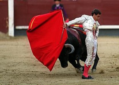 Antonio Barrera, en uno de sus dos pases cambiados por la espalda en el último de la tarde.