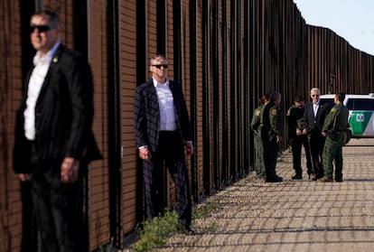 El presidente Biden, escoltado por agentes del servicio secreto, visita la frontera de El Paso, Texas.