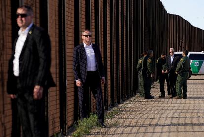 El presidente Biden, escoltado por agentes del servicio secreto, visita la frontera de El Paso, Texas.