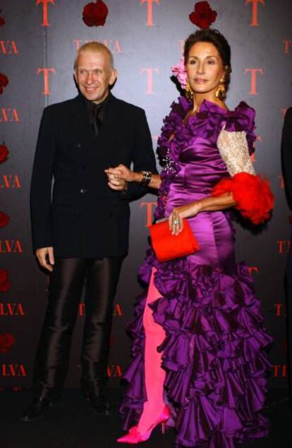 Naty Abascal con el diseñador Jean Paul Gaultier en una fiesta en Madrid en 2004.