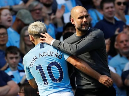 Guardiola cumprimenta Aguero em vitória do City contra o Tottenham pela Premier League.