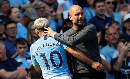 Guardiola cumprimenta Aguero em vitória do City contra o Tottenham pela Premier League.