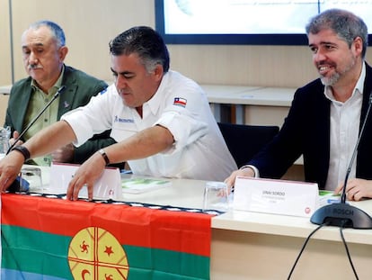 Pepe Álvarez (UGT) y Unai Sordo (CC OO), con el secretario general de CUT-Chile, Nolberto Díaz (c.), este jueves en Madrid. 
 