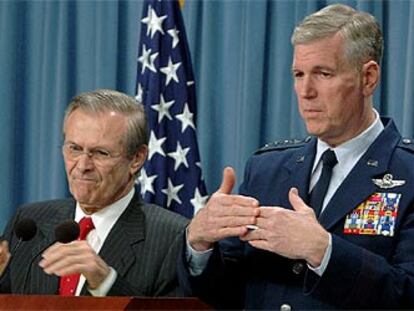 Donald Rumsfeld y el general Richard Myers, ayer durante una conferencia de prensa.