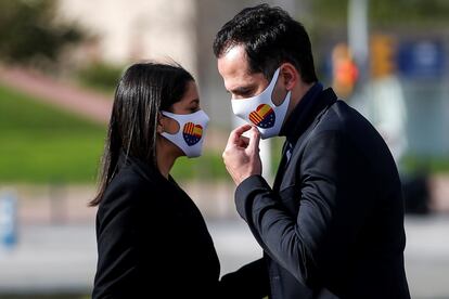 La presidenta de Ciudadanos, Inés Arrimadas (i), junto al vicepresidente madrileño Ignacio Aguado, a principios de febrero en L'Hospitalet (Barcelona).