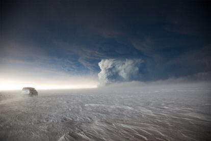 El volcán islandés Grimsvötn, que entró en erupción el sábado pasado, lanza miles de toneladas de ceniza al cielo.