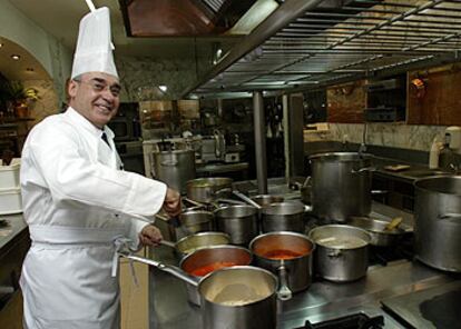 Javier Rojo, en los fogones. Garbanzos, lentejas, patatas con chorizo y carne guisada son, según dice, sus grandes especialidades.