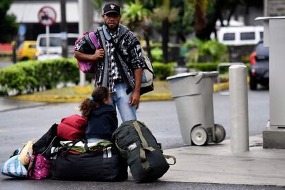 El hambre y la inflación voraz que se come los salarios obligan a los más empobrecidos a salir del país. En 2017, las autoridades colombianas sellaron el pasaporte a 796.000 venezolanos. Muchos cargan consigo todo lo que tienen.