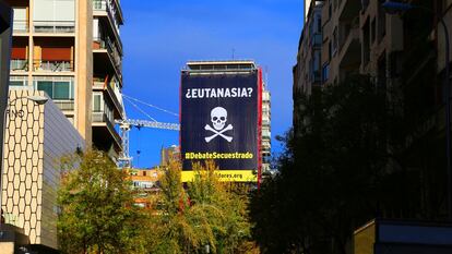 Gran lona desplegada en el centro de Madrid en una campaña contra la ley de eutanasia.