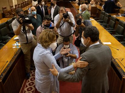 El presidente de la Junta de Andalucía, Juanma Moreno, saluda a Susana Díaz antes de comparecer en el Parlamento andaluz.