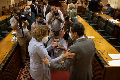 El presidente de la Junta de Andalucía, Juanma Moreno, saluda a Susana Díaz antes de comparecer en el Parlamento andaluz.