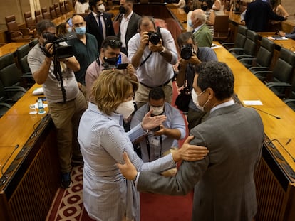 El presidente de la Junta de Andalucía, Juanma Moreno, saluda a Susana Díaz antes de comparecer en el Parlamento andaluz.