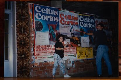 Vecinos pegando carteles de un concierto de Celtas Cortos en Milagros, en una foto de 1996.