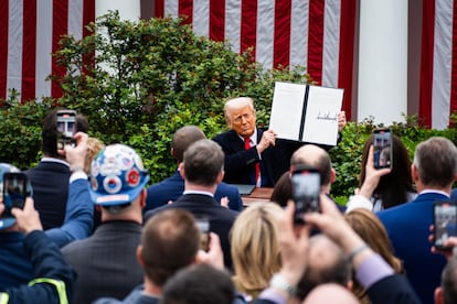 Trump, el pasado 2 de abril, cuando anunció aranceles unilaterales para decenas de sus socios comerciales en un acto en la Casa Blanca.