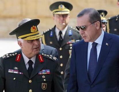 El primer ministro turco, Tayyip Erdogan, charla con el nuevo jefe del Estado Mayor, el general Necdet Özel