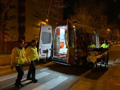Una ambulancia del Samur, frente al domicilio donde se ha producido el parricidio, en la calle Arcos de Jalón de Madrid.