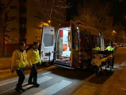 Una ambulancia del Samur, frente al domicilio donde se ha producido el parricidio, en la calle Arcos de Jalón de Madrid.
