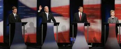 De izquierda a derecha: John Edwards, Joseph Biden, Barack Obama y Hillary Clinton, en el debate del jueves en la South Carolina State University, en Orangeburg.