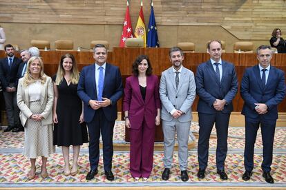 Los nuevos consejeros de la Comunidad de Madrid posan junto a Isabel Díaz Ayuso tras la segunda sesión del Pleno de su investidura como presidenta de la Comunidad de Madrid, en la Asamblea de Madrid