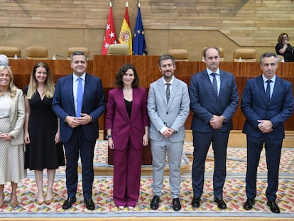 Los nuevos consejeros de la Comunidad de Madrid posan junto a Isabel Díaz Ayuso tras la segunda sesión del Pleno de su investidura como presidenta de la Comunidad de Madrid, en la Asamblea de Madrid