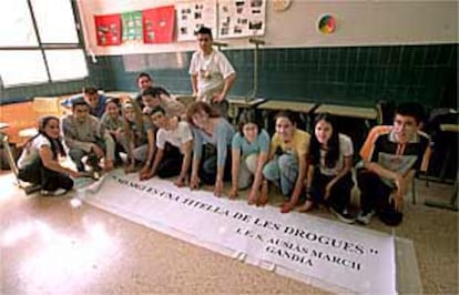 María Dolores Palonés, en el centro, la semana pasada con estudiantes de Gandia preparando una marcha contra la droga.