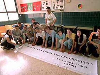 María Dolores Palonés, en el centro, la semana pasada con estudiantes de Gandia preparando una marcha contra la droga.