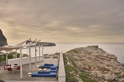 Deck de madera en la terraza norte, ideal para la puesta de sol, con la vista de Cap Gord al fondo.