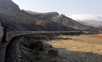 O Expresso do Leste atravessa a província de Erzincan (Turquia).